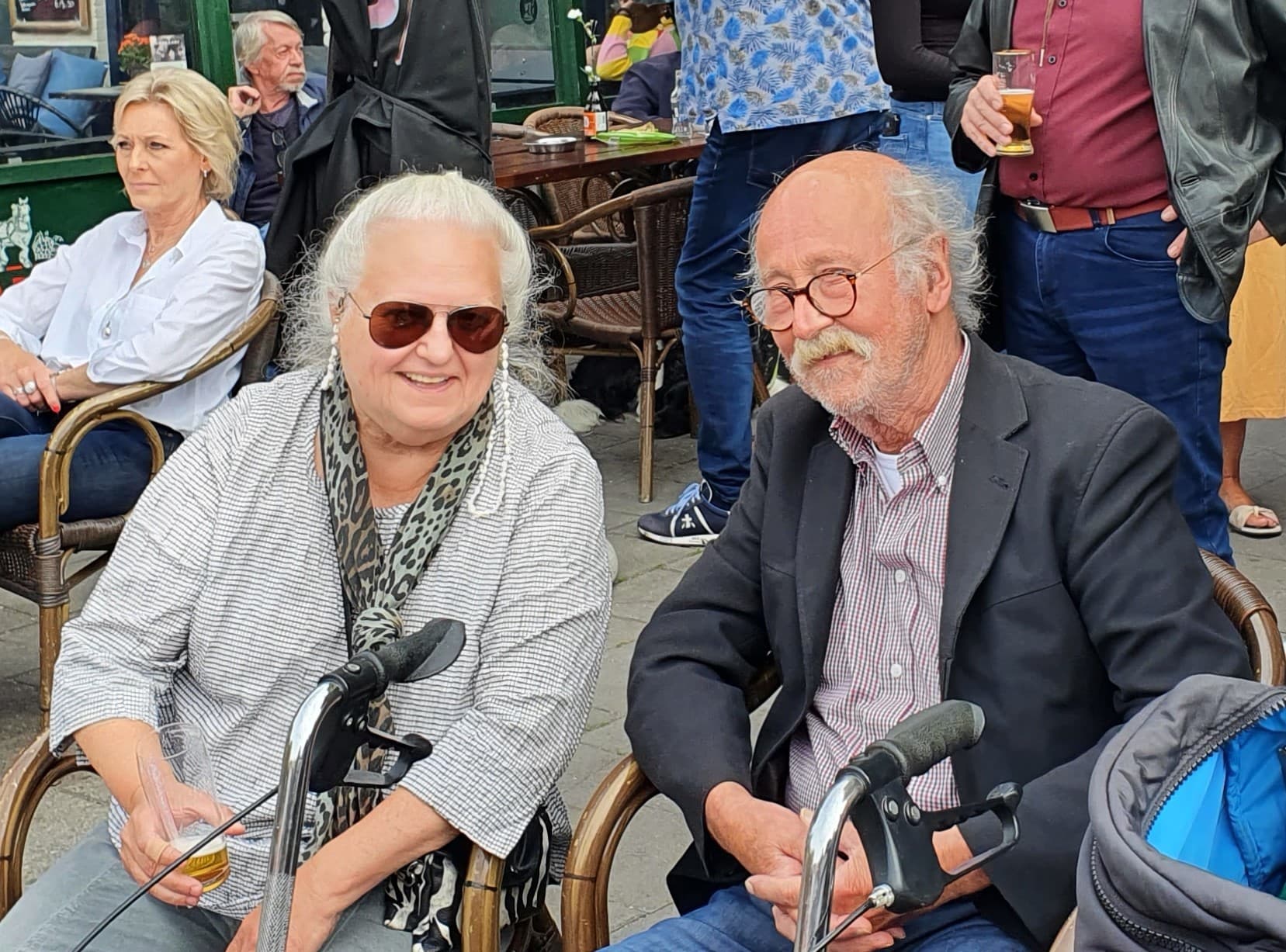 Hanneke en Henk op het terras